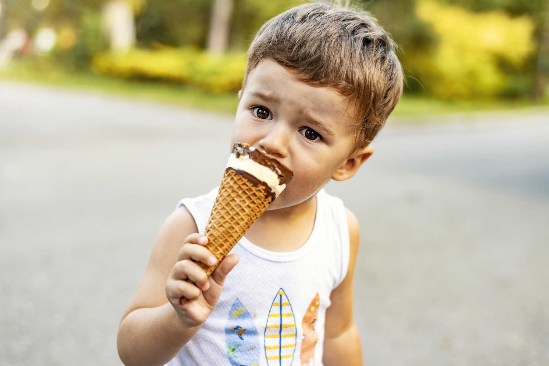 Вкусно ест мороженое. Мороженое для детей. Дети едят мороженое. Мальчик и мороженое. Дети едят мороженое картинки.