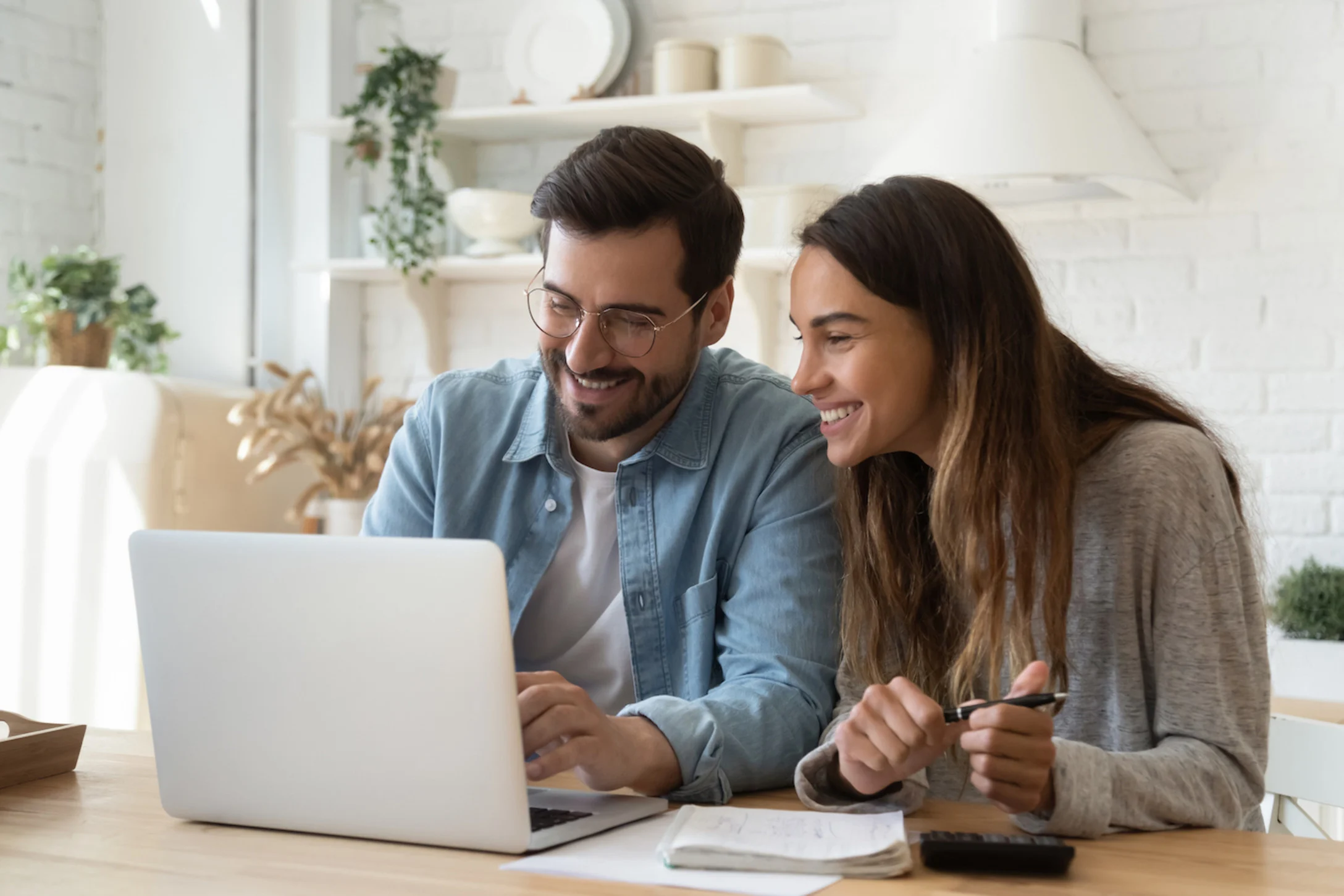 couple talking with laptop