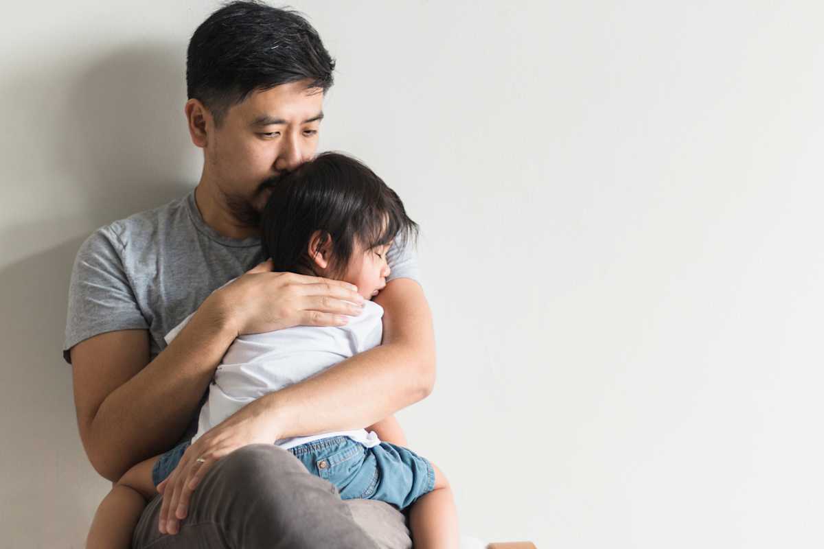dad-holding-child