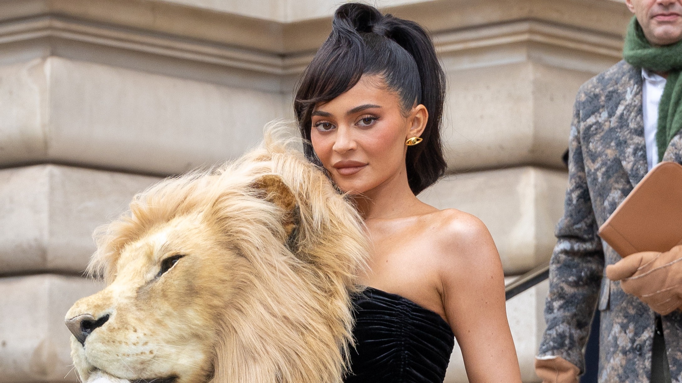 Kylie Jenner’s Controversial Lion Head Dress Has People Completely Baffled