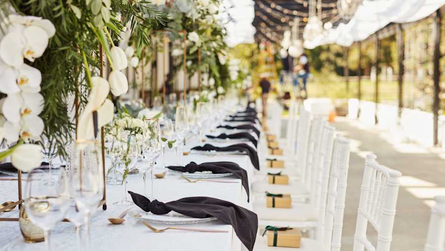 I Refuse to Let My Mom Invite Over 100 of Her Own Guests To My Wedding