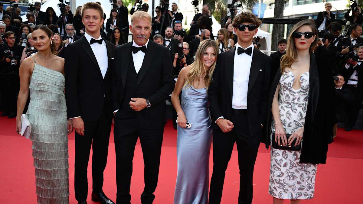 Kevin Costner Makes a Rare Appearance on the Red Carpet With 5 of His 7 Kids | CafeMom.com
