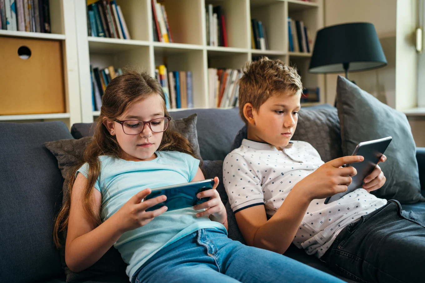 brother and sister on smartphones