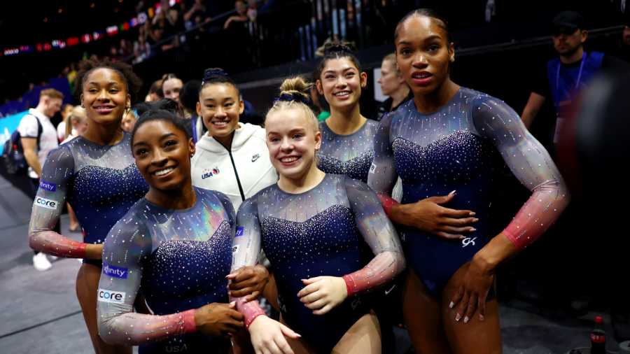 Simone Biles leads U.S. to a record 7th straight team title at