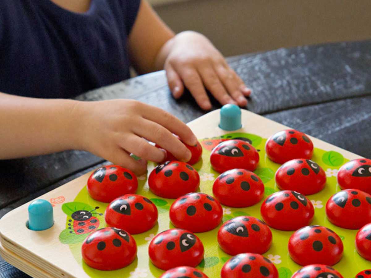 Toys that keep best sale kids busy