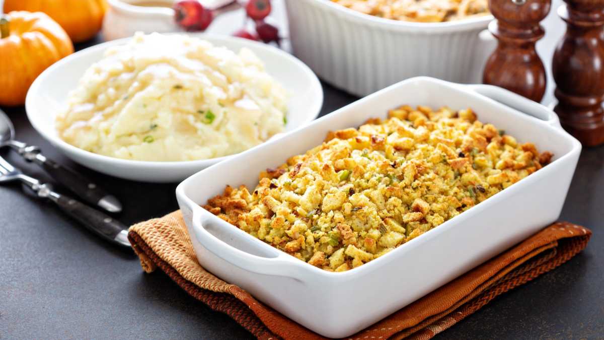 24 Easy Thanksgiving Sides Hosts Shouldn't Feel Bad Asking Guests To ...