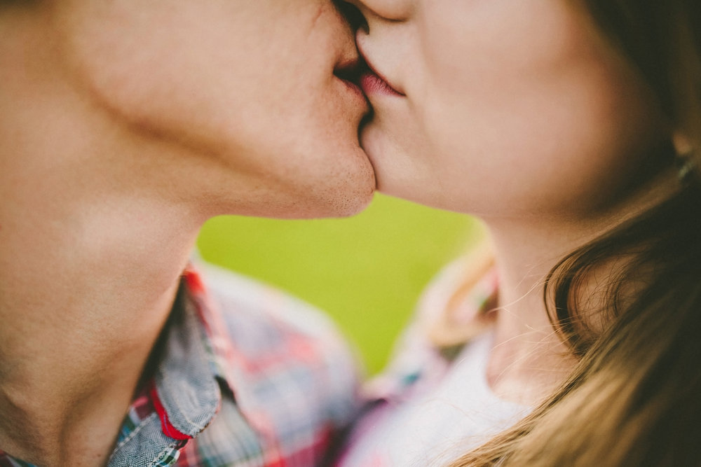 should christian couples kiss before marriage
