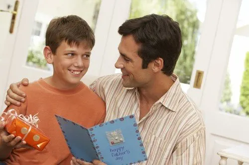 kid giving dad a card