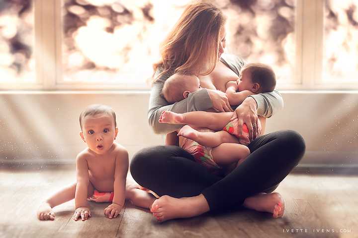 11 Beautiful Images of Moms Nursing 2 Kids at Once (PHOTOS