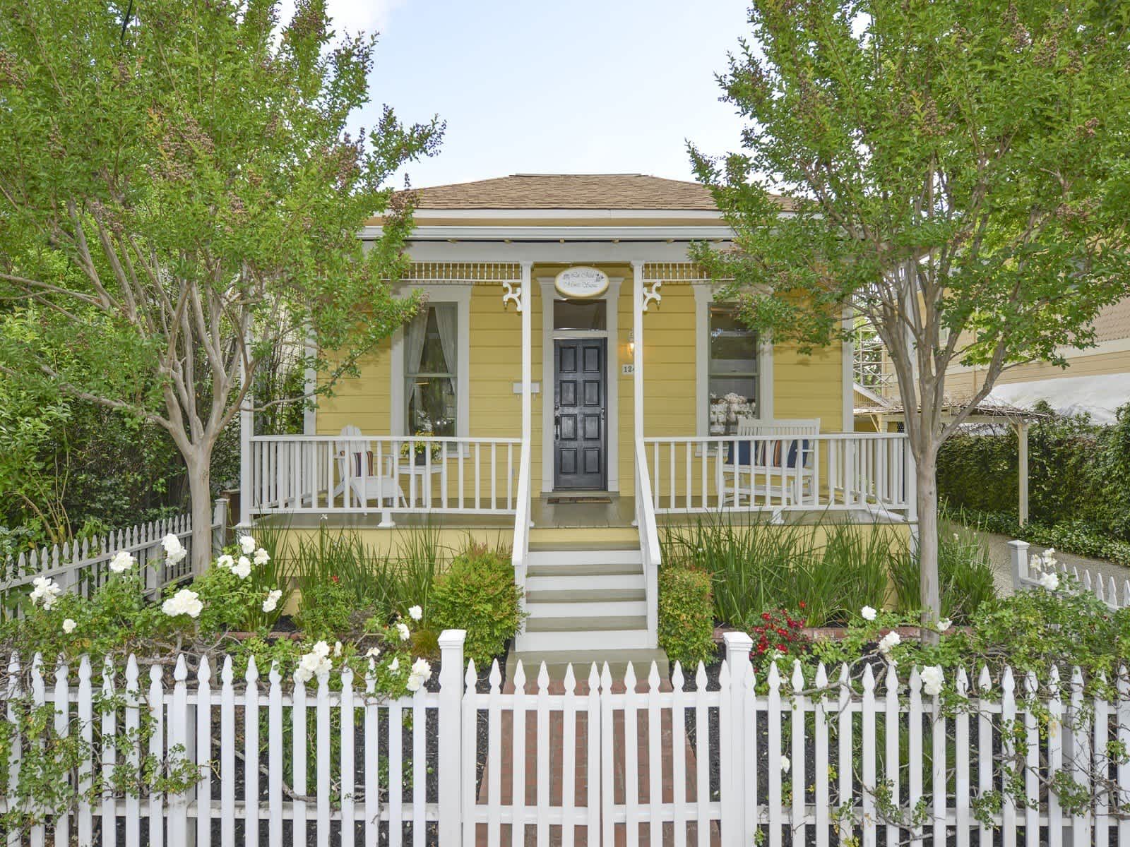 Charming and Chic: Small Houses with Enchanting Curb Appeal