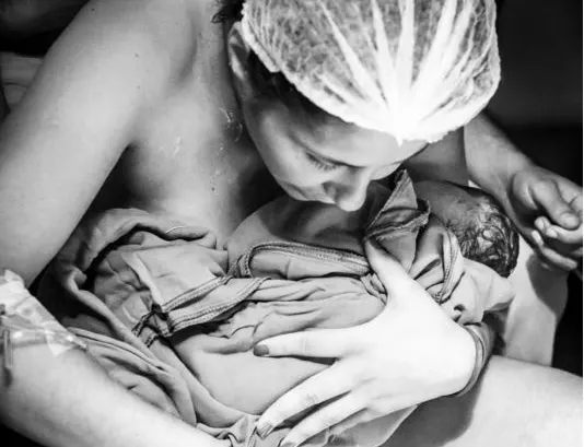 Brazilian photographer Marcia Kohatsu snaps powerful image of mother cutting her own umbilical cord