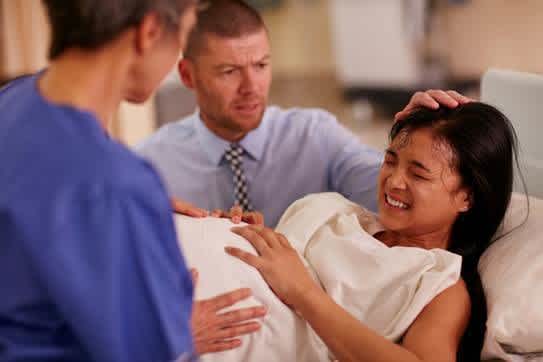 Mother In Labour 12 Moms Talk Childbirth & What Actually Helped With Labor Pain ...