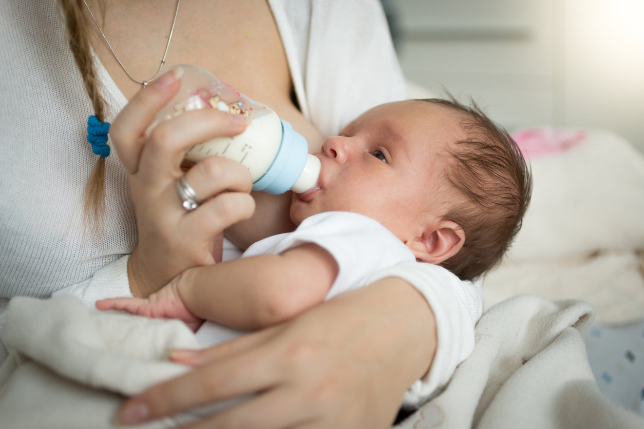 formula feeding newborn baby