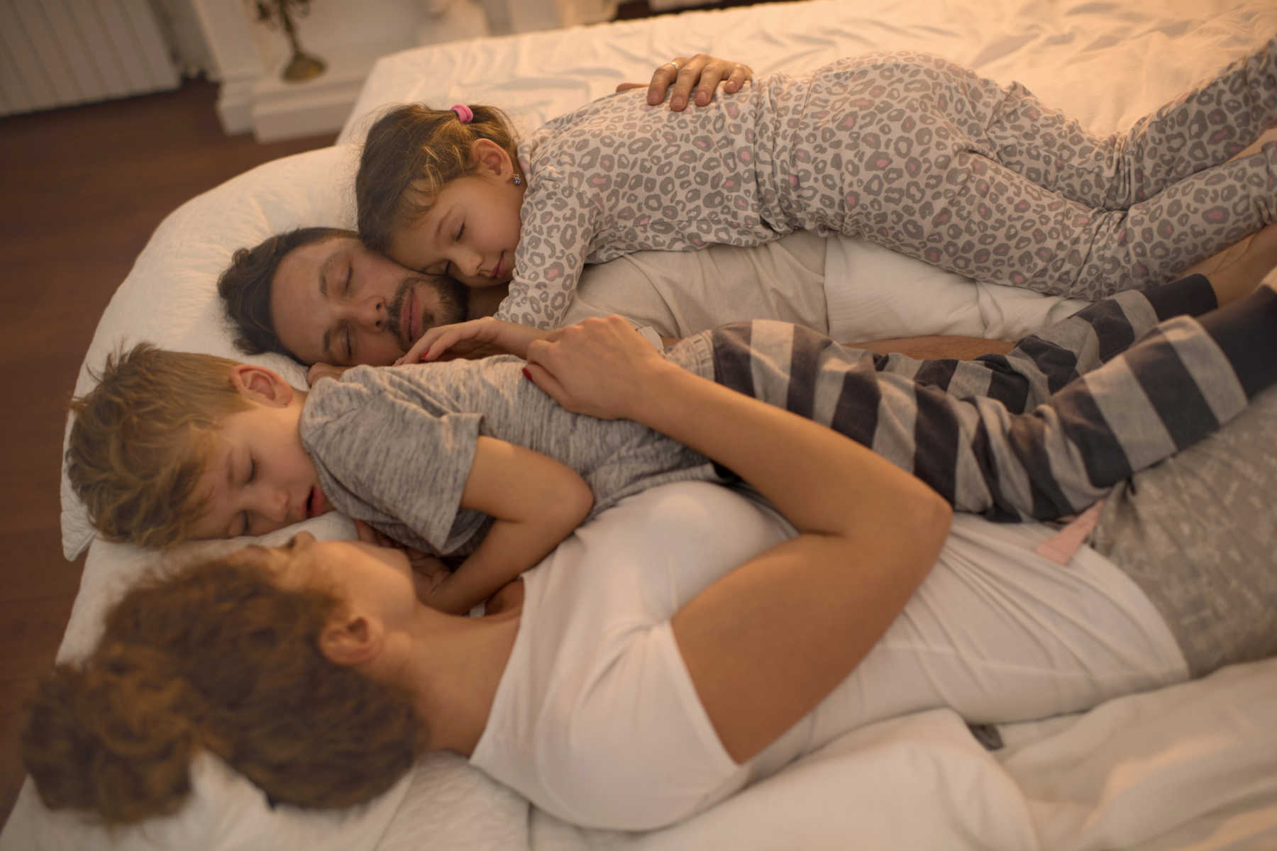Real sleeping mom. Родители в постели. Трое в постели. Спящие сестры. Дети вместе спят в постели.