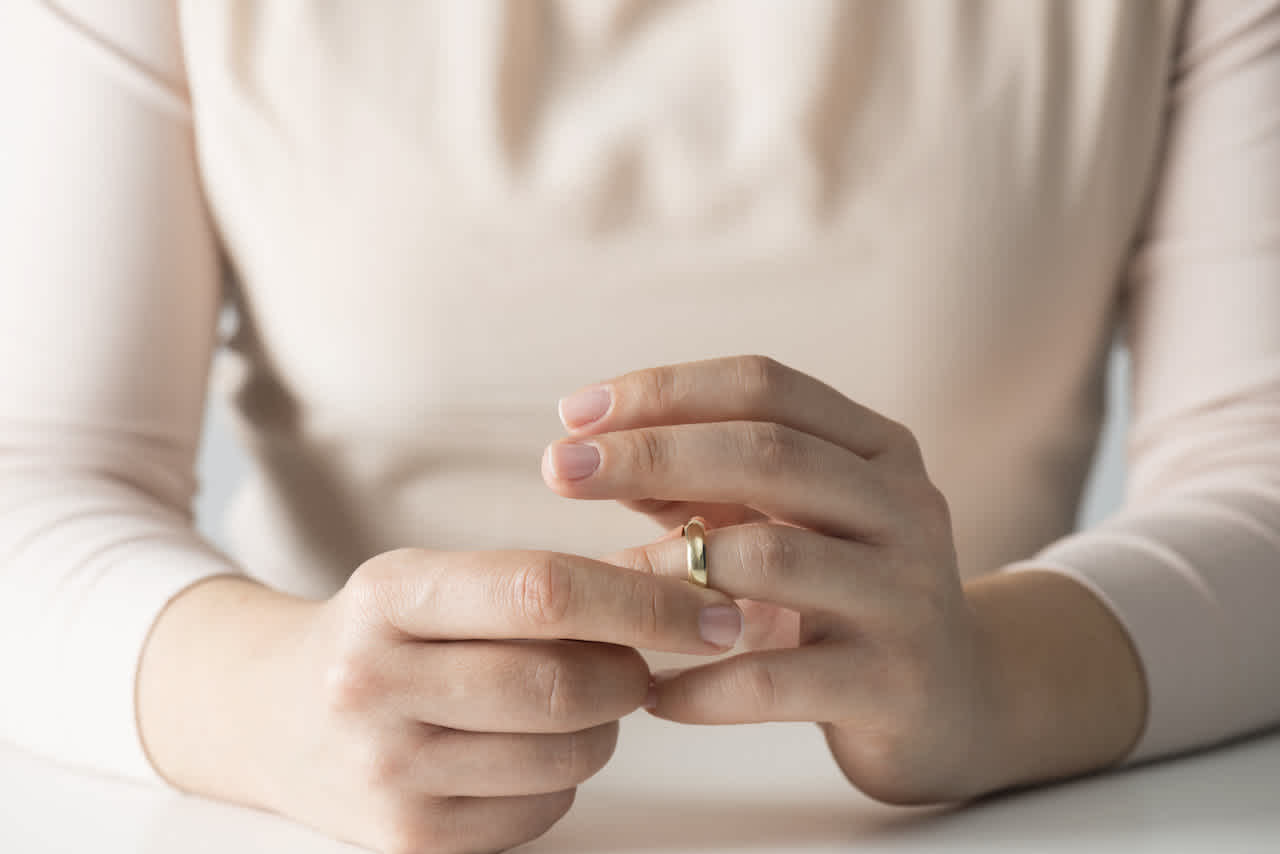 14 Divorced Women Share When They Ditched Their Wedding Ring Cafemom Com 14 Divorced Women Share When They Ditched Their Wedding Ring Cafemom Com