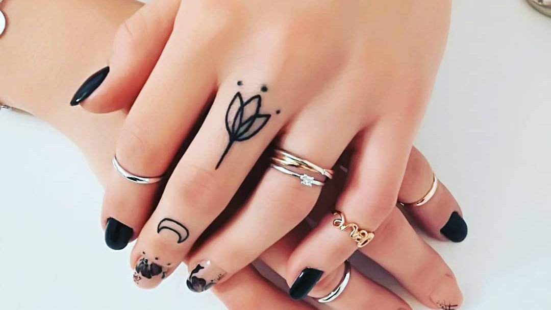 Finger Tattoos for Women: 25 Classy & Unique Women's Finger Tattoos for 2021-cheohanoi.vn