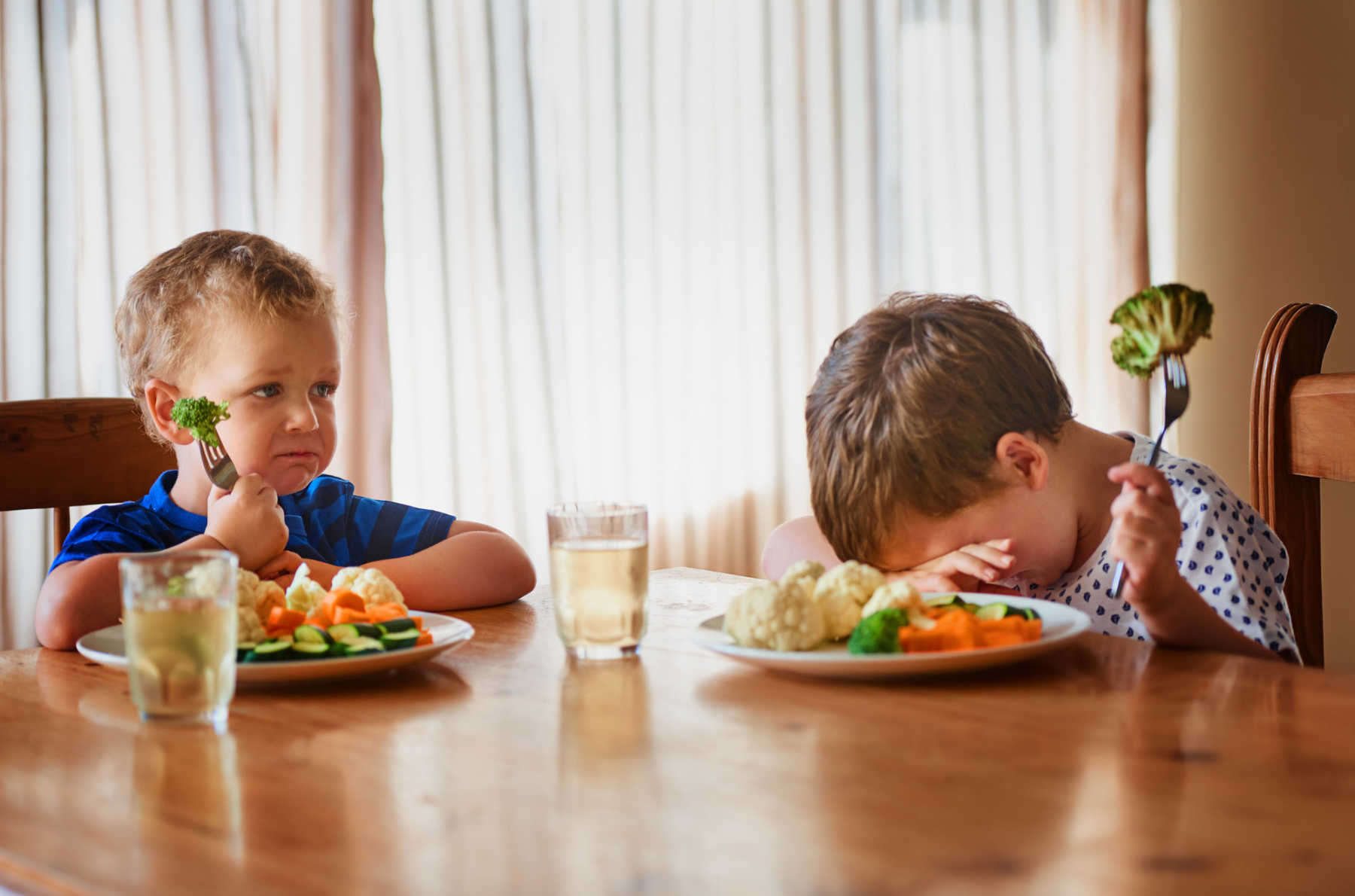 Если хотите стать сильными детки ешьте. Ребенка заставляют есть. Ребенок хочет кушать. Мальчик не хочет есть овощи. Заставляет кушать.