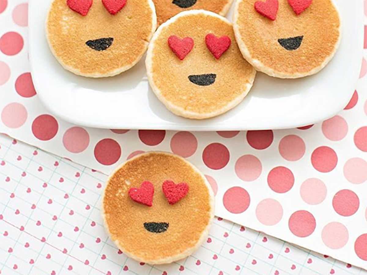 Эмодзи блины. Валентинки с блинами. Блины эмодзи. Valentine Breakfast. Crepe Emoji.