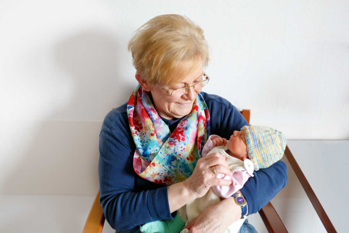 Бабушка с младенцем на руках