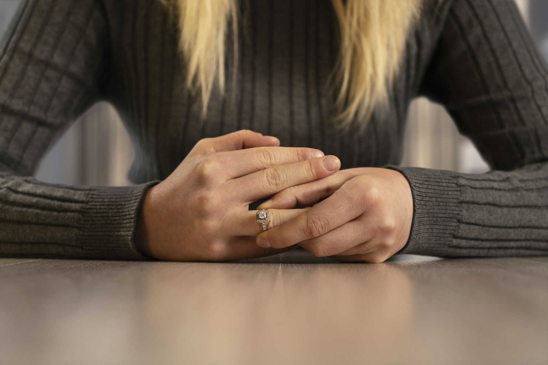 Husband Says Wife Goes Out Clubbing Without Her Wedding Ring Cafe