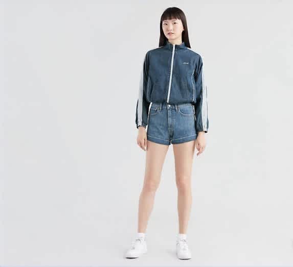 Mom Shorts Are Cool Again & Levi's Is Selling Them for $35 | CafeMom.com