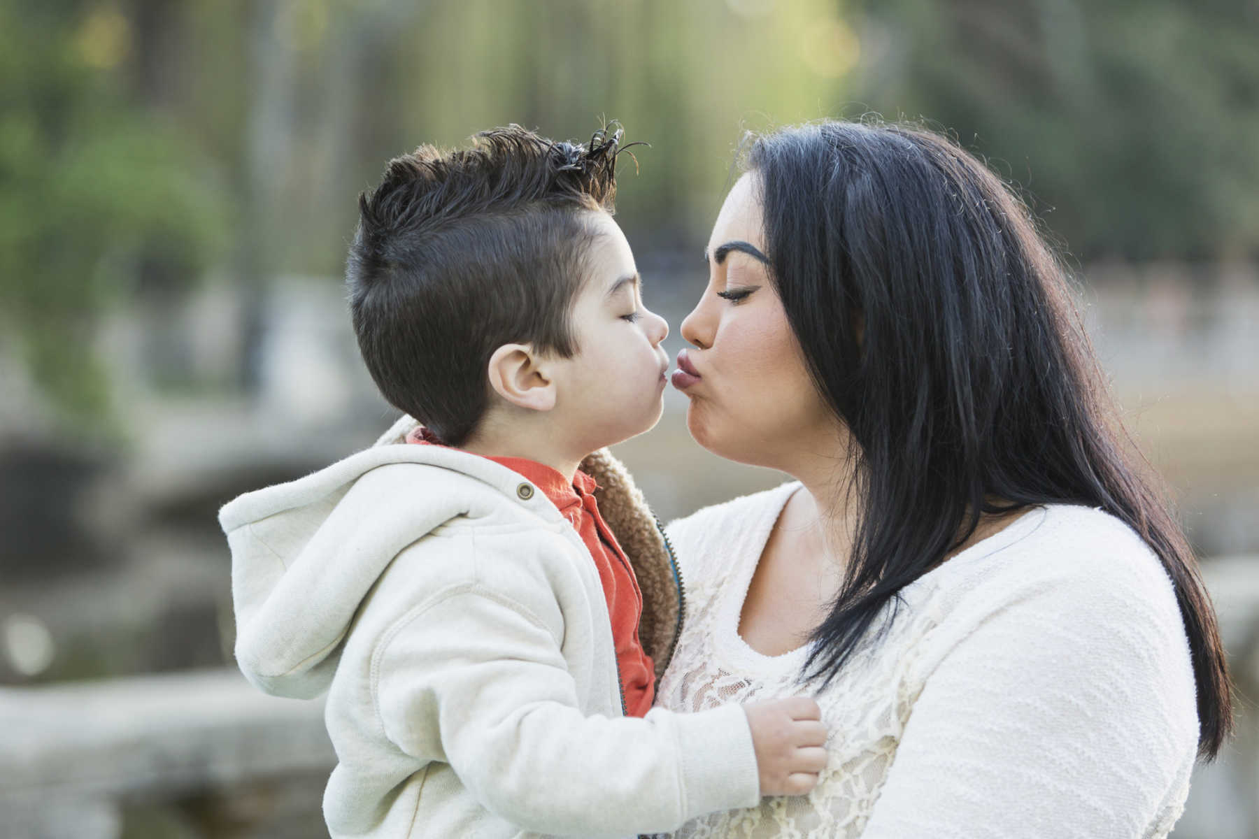 Мама учит сына целоваться. Араб мом Kiss son.