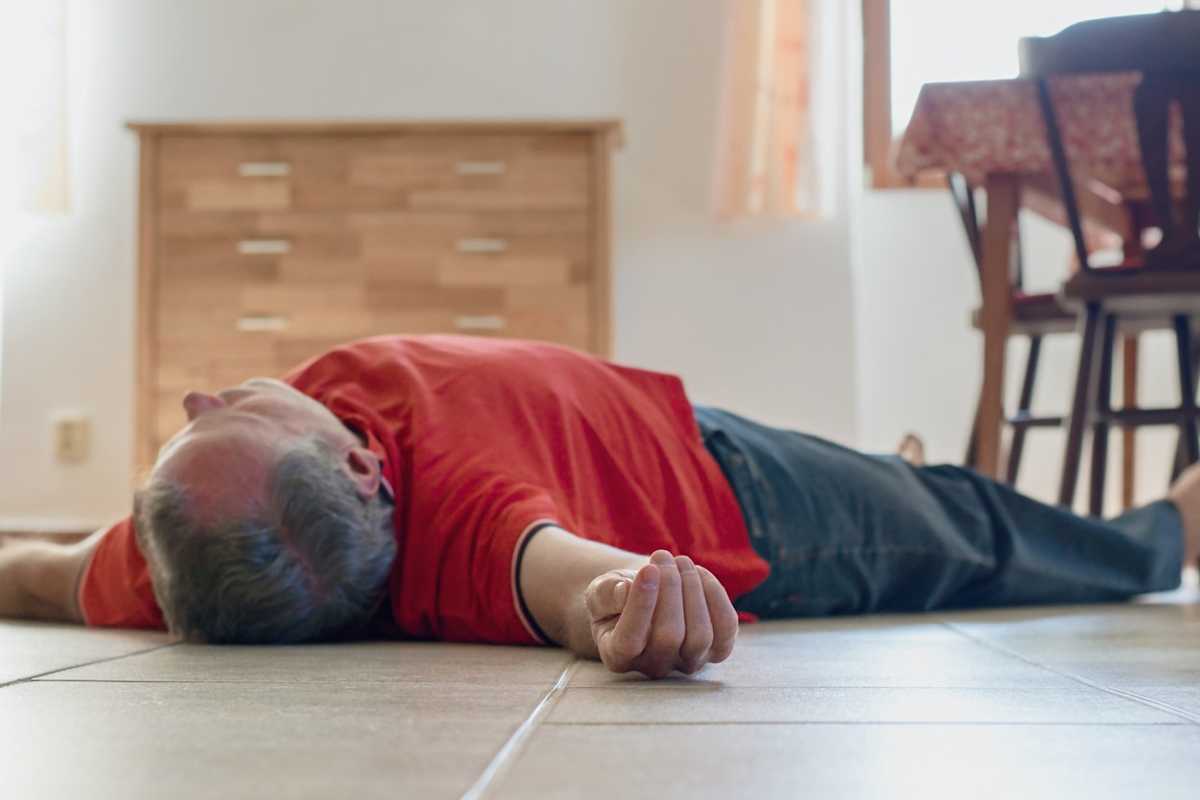 Man Passes Out From His Gf Emptying Her Menstrual Cup 