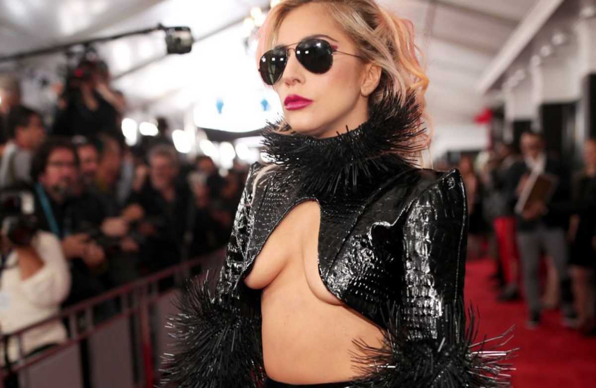 17 celebrity underboob tops that almost caused a nip slip