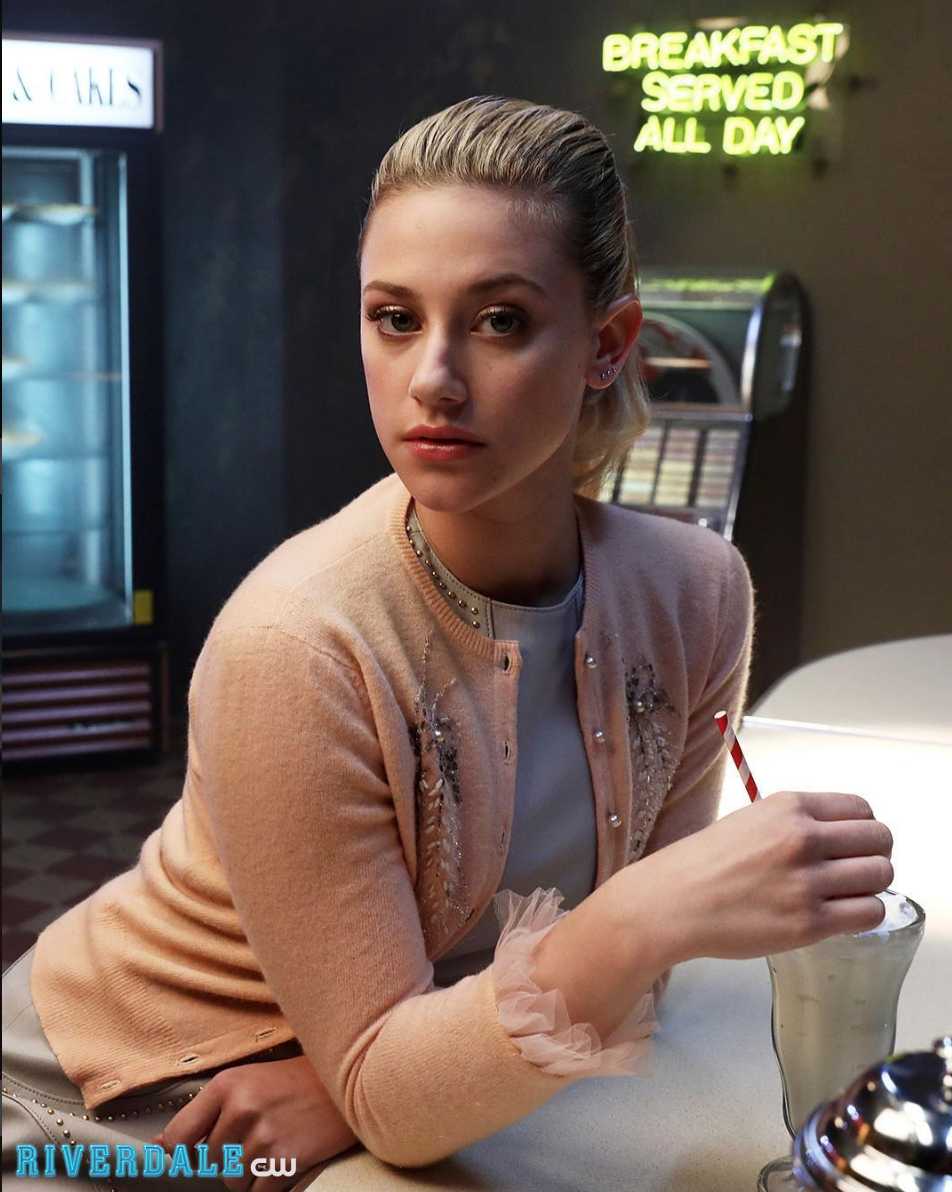 How To Copy Betty Cooper S Beauty Look