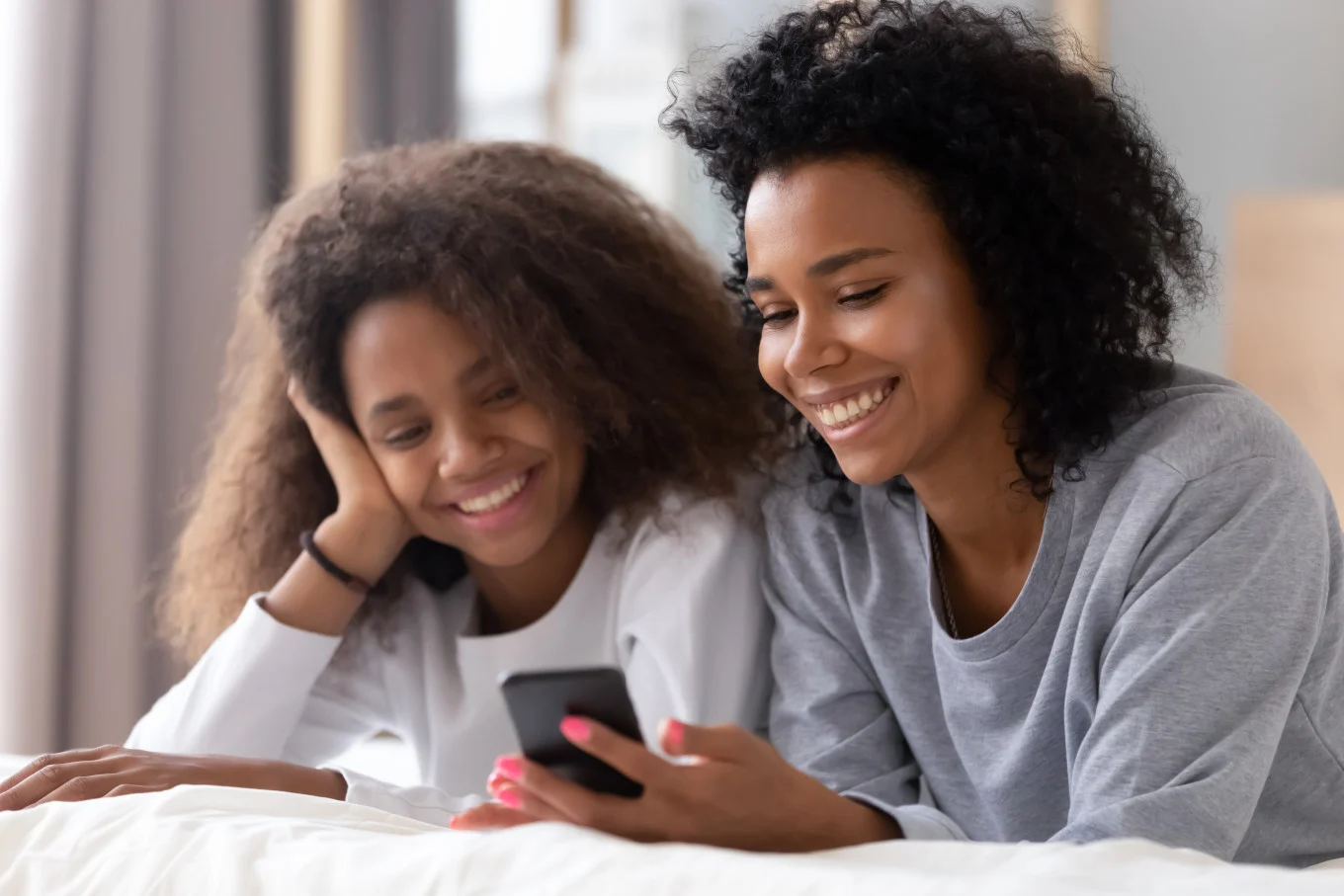 mom and daughter on cell phone