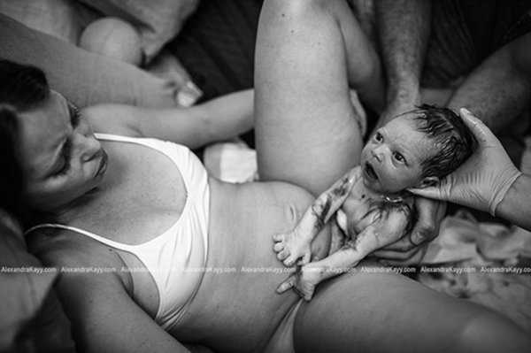 15 Powerful Images of Childbirth in All Its Raw, Beautiful Glory 10 Hello!