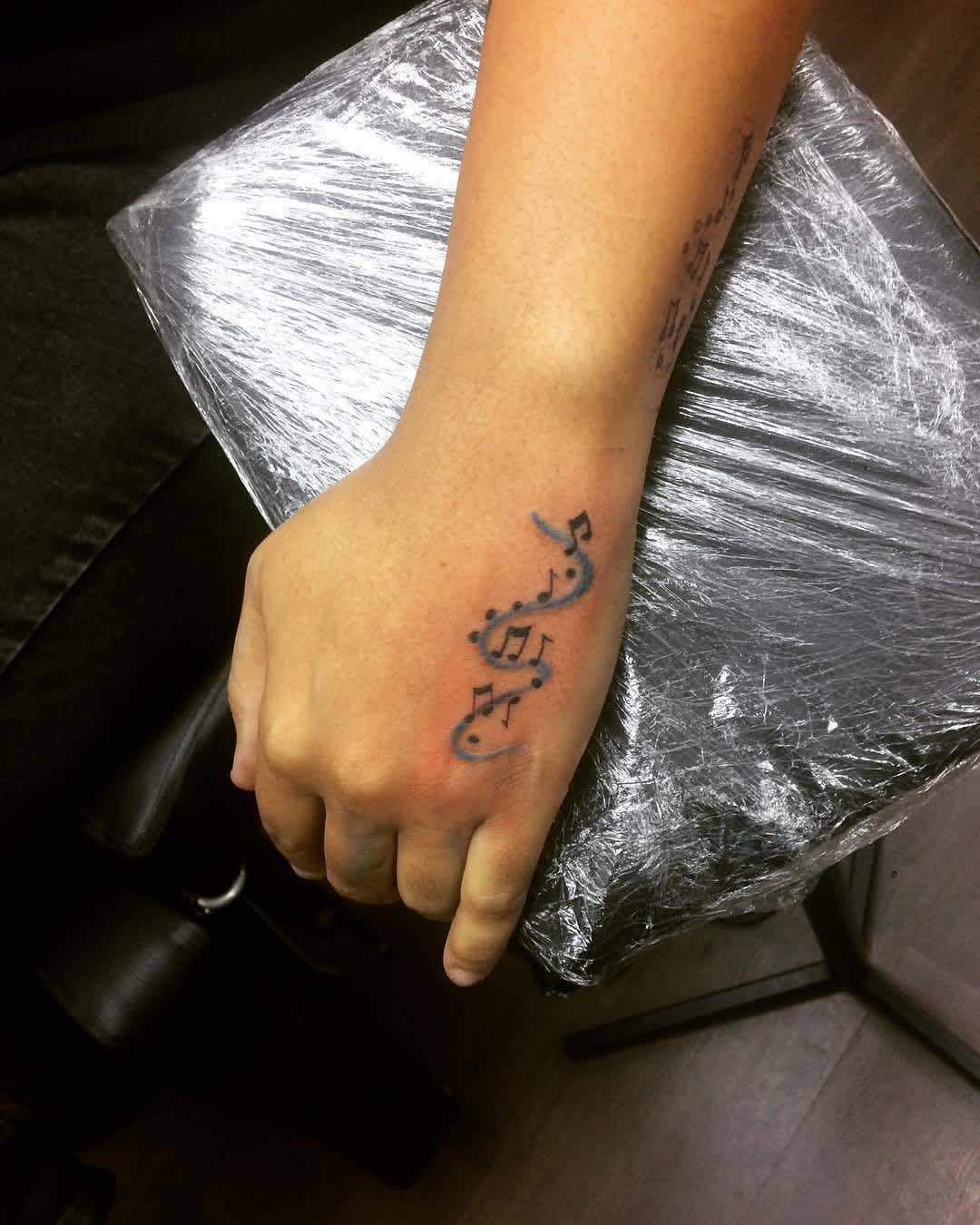 Tatuaje en la mano, notas musicales Tatuaje en la mano, notas musicales