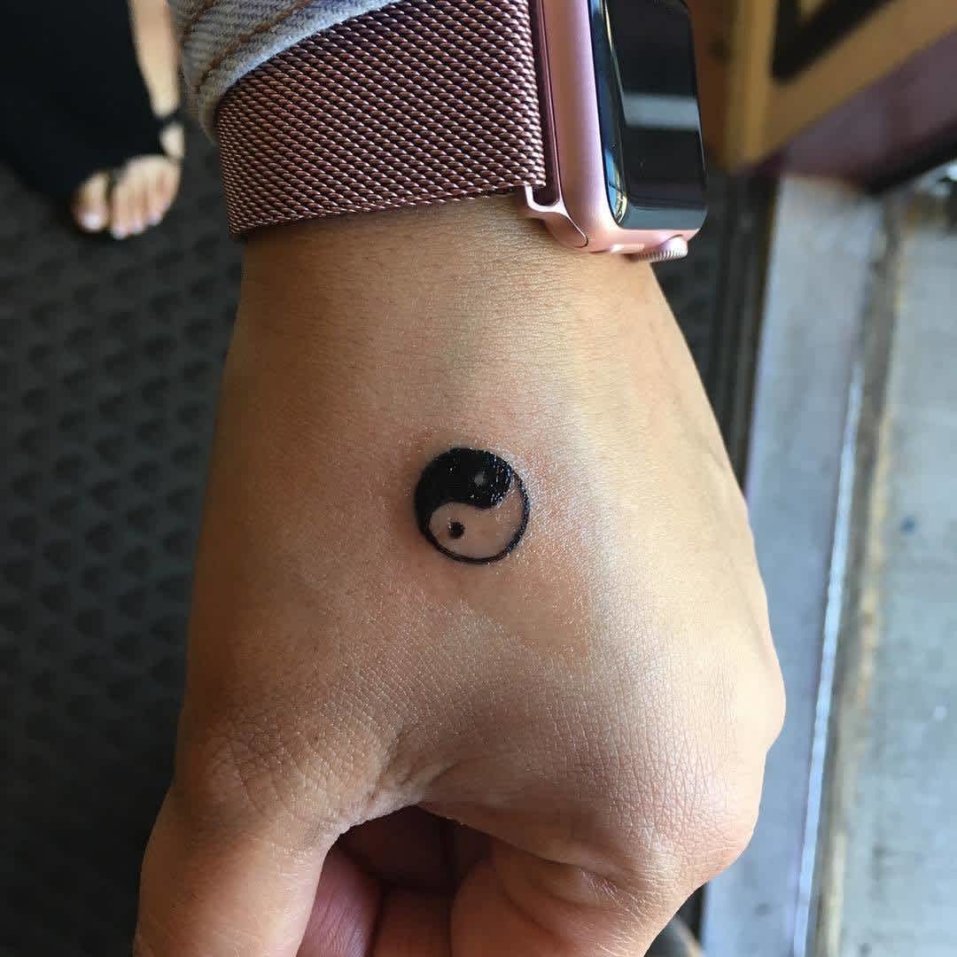 Tatuaje de mano pequeña Yin-Yang Tatuaje de mano pequeña Yin-Yang