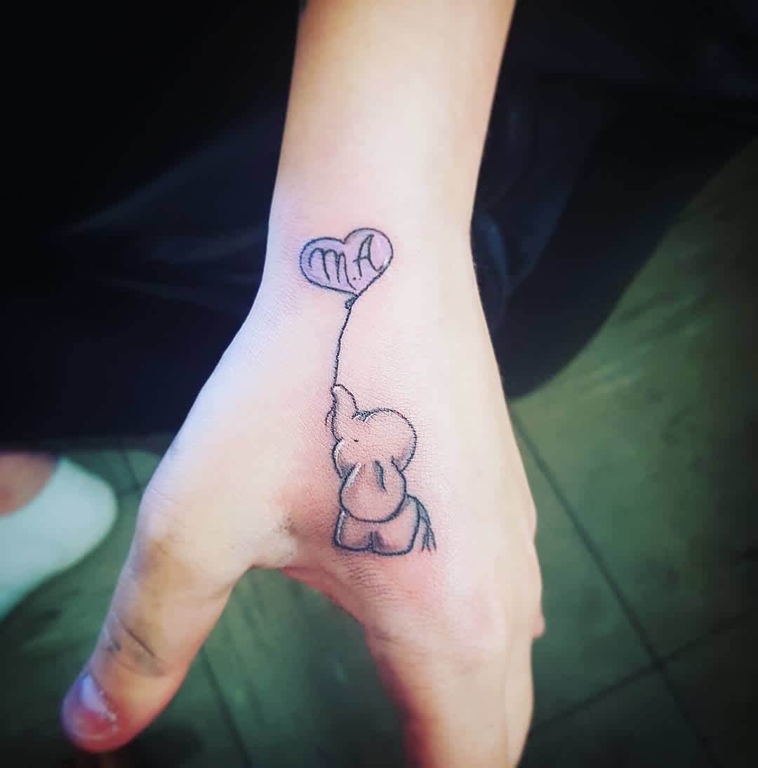 Tatuaje de elefante pequeño en la mano Tatuaje de elefante pequeño en la mano