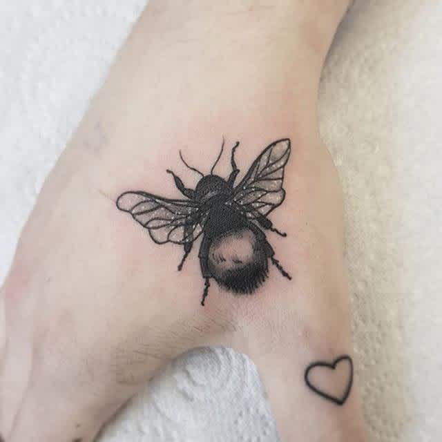 Tatuaje en la mano, abejorro Tatuaje en la mano, abejorro