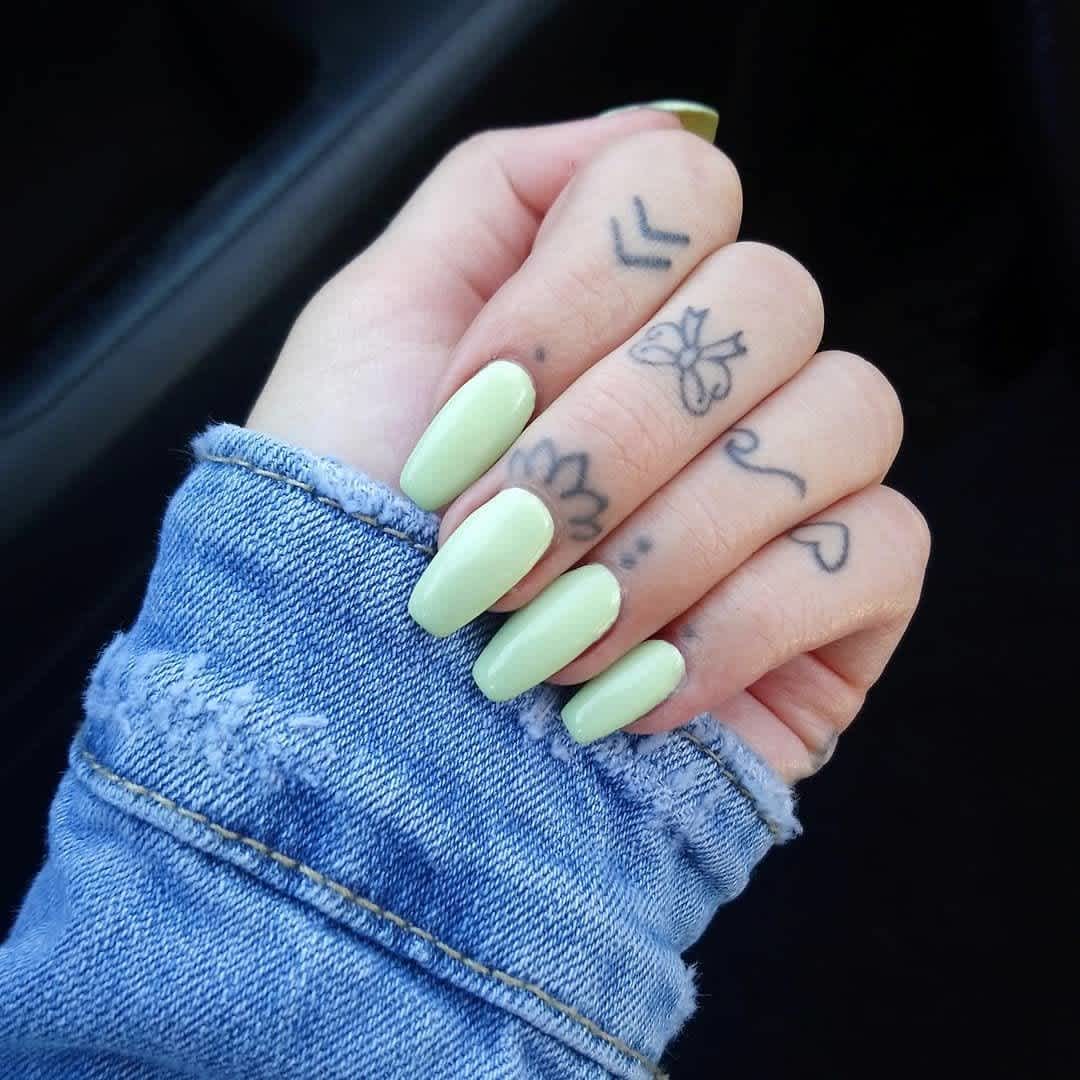 Tatuaje en la mano, pequeño arco en el dedo Tatuaje en la mano, pequeño arco en el dedo