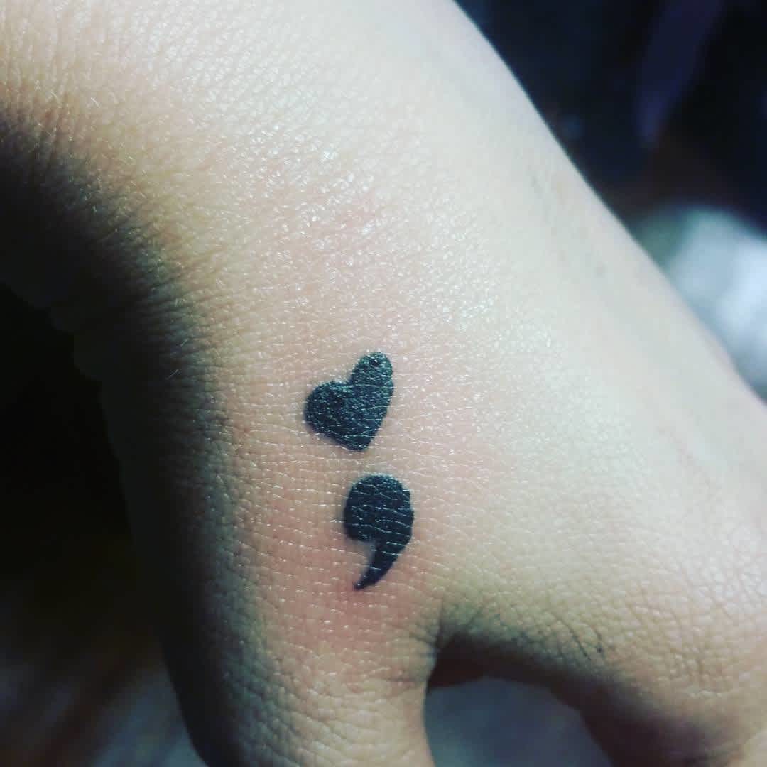 Tatuaje de mano pequeña con punto y coma Tatuaje de mano pequeña con punto y coma