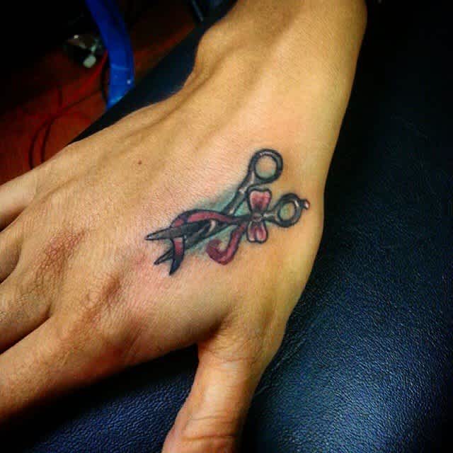 Tatuaje De Mano Pequeña Tijeras Tatuaje De Mano Pequeña Tijeras
