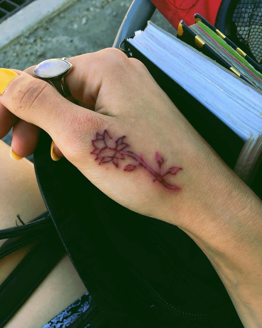 Tatuaje en el brazo, flor de tinta roja Tatuaje en el brazo, flor de tinta roja