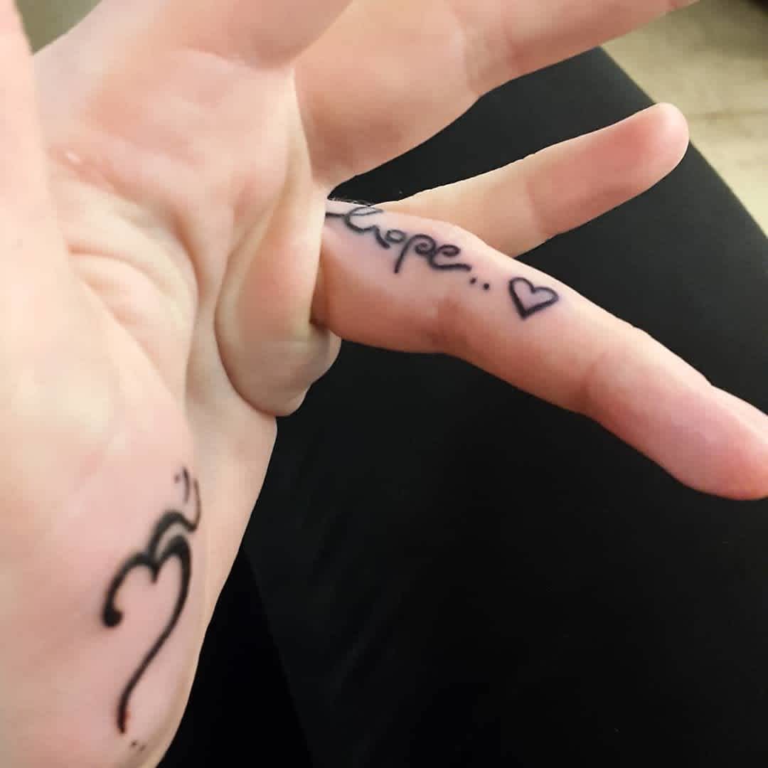 Tatuaje de mano pequeña "Hope" Tatuaje de mano pequeña "Hope"