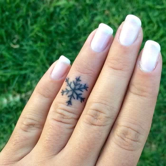 Tatuaje de mano pequeña de copo de nieve Tatuaje de mano pequeña de copo de nieve