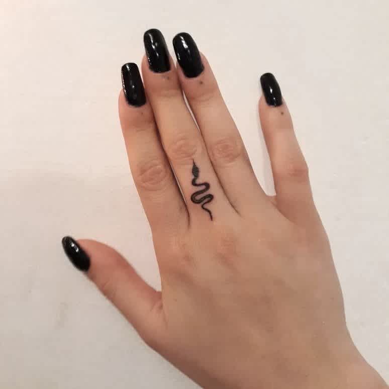 Tatuaje De Serpiente Pequeña Mano Tatuaje De Serpiente Pequeña Mano