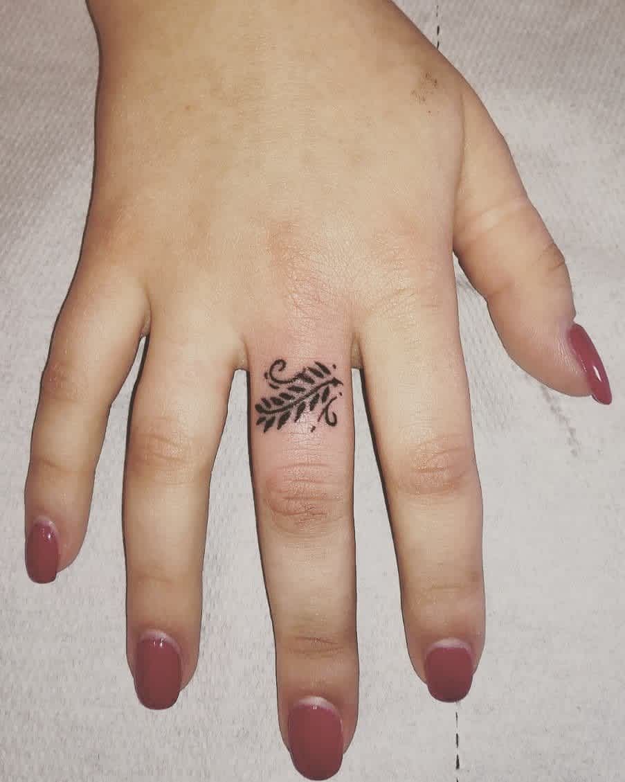 Tatuaje de mano pequeña de micro hojas