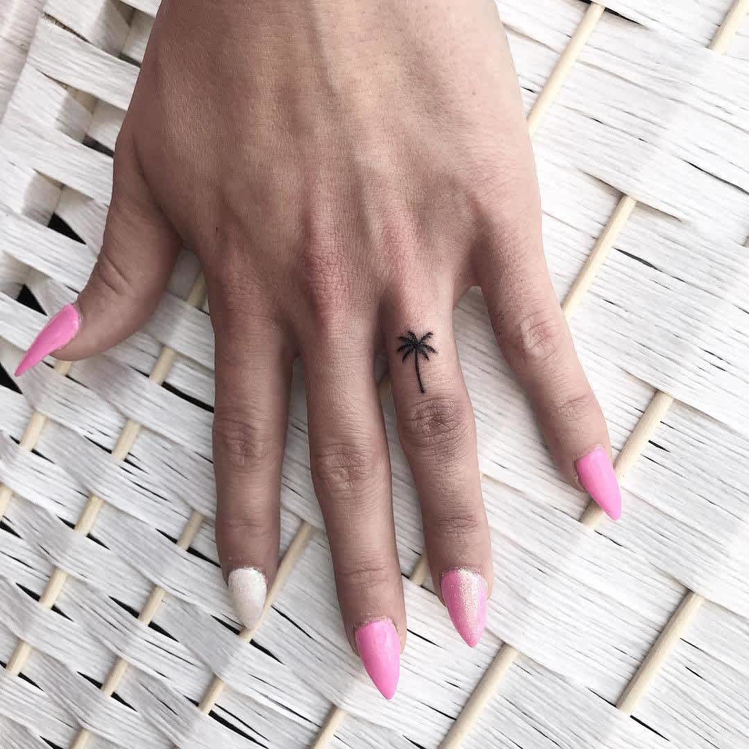 Tatuaje de palmera pequeña en la mano Tatuaje de palmera pequeña en la mano