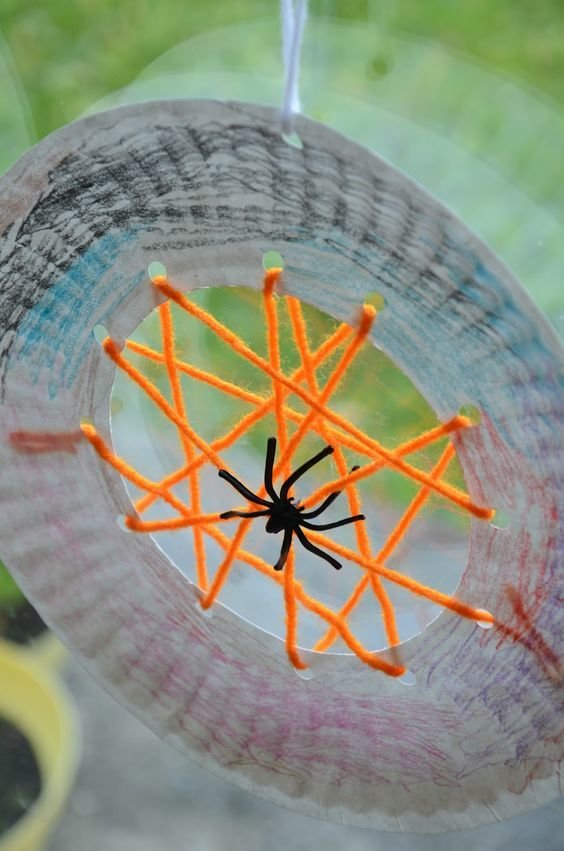20 MessFree Halloween Crafts for Kids