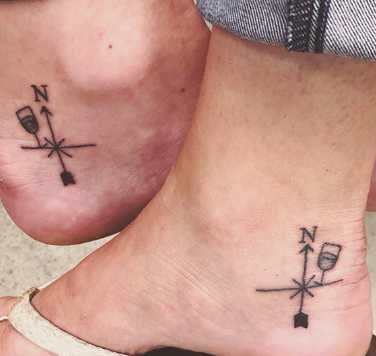 Tatuajes de brújula y vino Tatuajes de brújula y vino