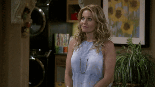 Blogger called out 'Fuller House' for dated joke about curly hair ...