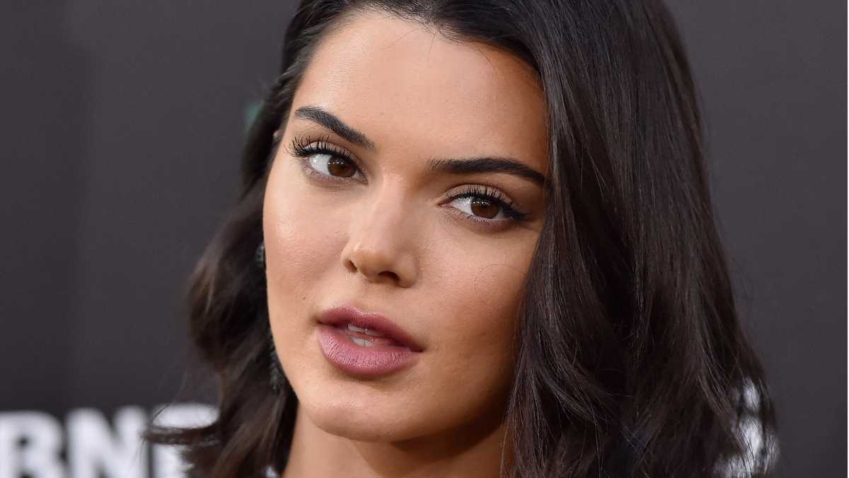 Kendall Jenner posed nude, but the focus is on her toes and feet ...