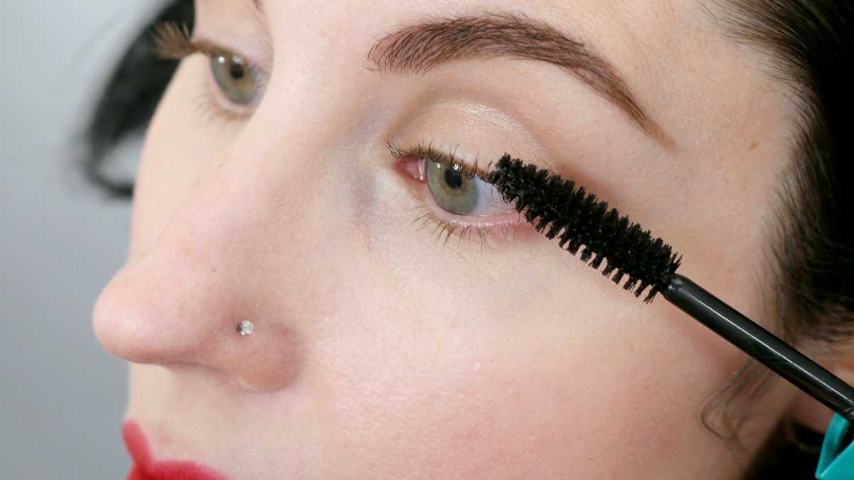 The easy trick that will stop your mascara from | CafeMom.com