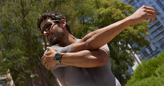 google-pixel-watch-5-lifestyle-mann-trening-park-v2-568-300